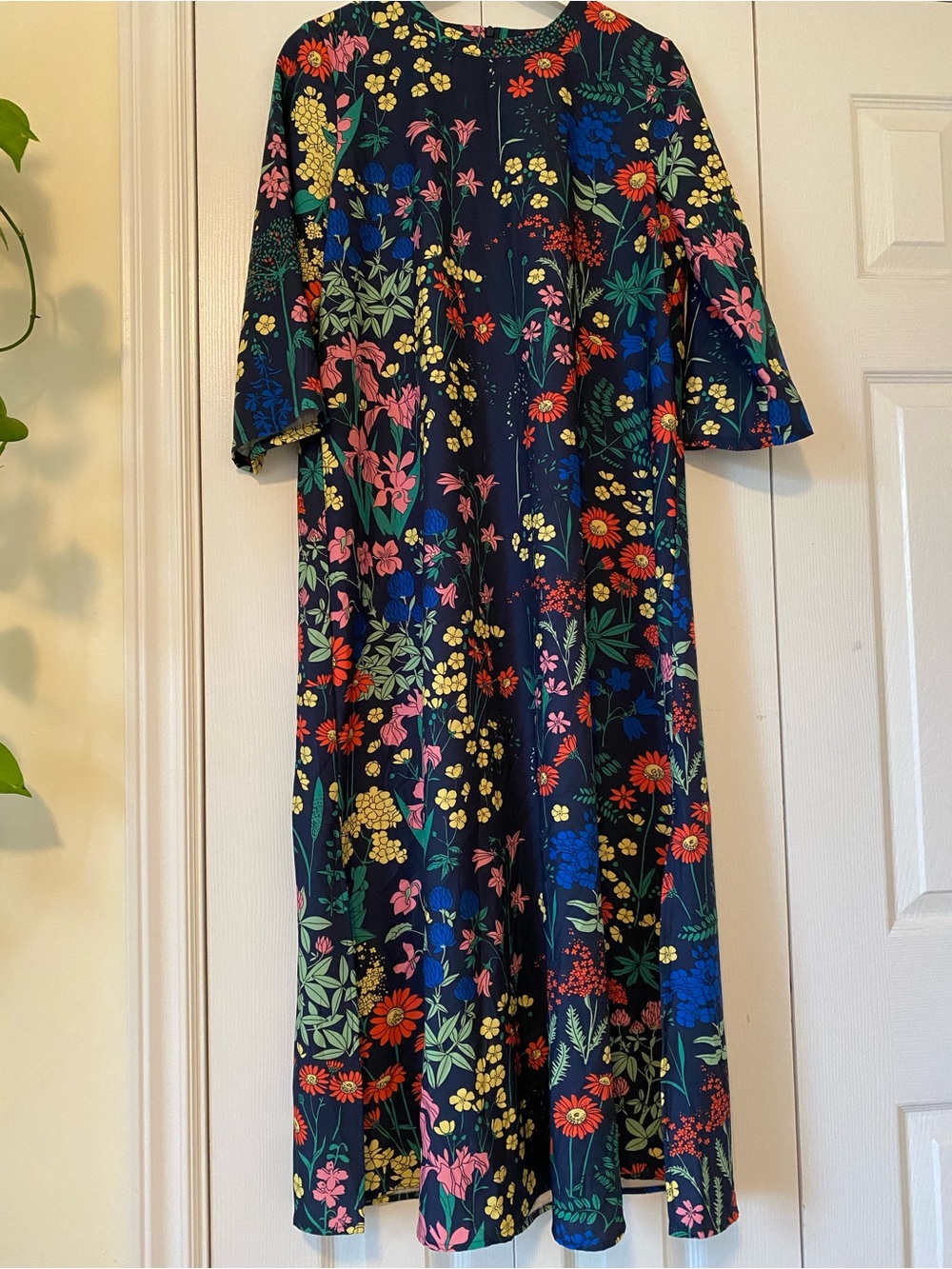 Tuckernuck Jamie Dress in hammered satin Navy field flowers print Size Small